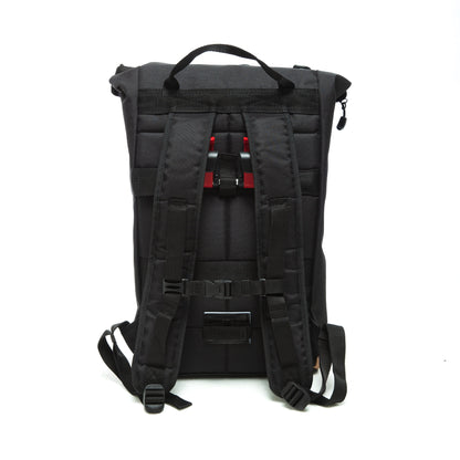 Rucksack-Funktion der Fahrradtasche  – bequem tragbar, optimal für Uni und Büro Spleen Berlin Liz Black – nachhaltige 2-in-1 Fahrradtasche und Rucksack mit elegantem, minimalistischen Look. © Spleen Berlin