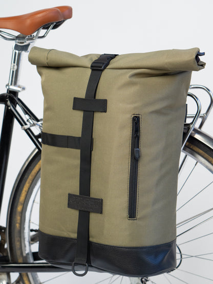 Fixie - Olive Fahrradrucksack von SpleenBerlin, sicher am Gepäckträger befestigt kombiniert stilvolles Design mit praktischer Fahrradhalterung für den urbanen Alltag. ©Spleen Berlin