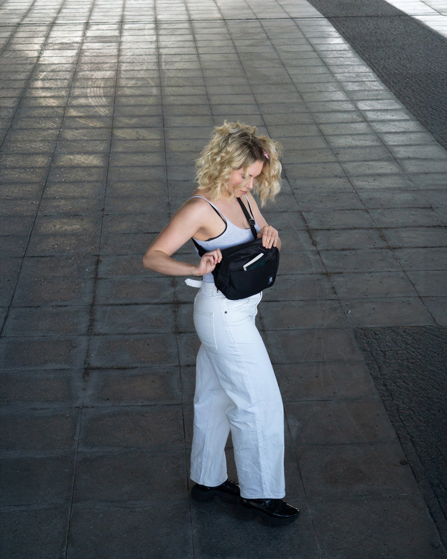 Stylische Crossbody-Bag Black von Spleen Berlin – elegante und funktionale Tasche für Alltag und Fahrrad, getragen von einer Frau in der Stadt. @Spleen Berlin @Spleen Berlin