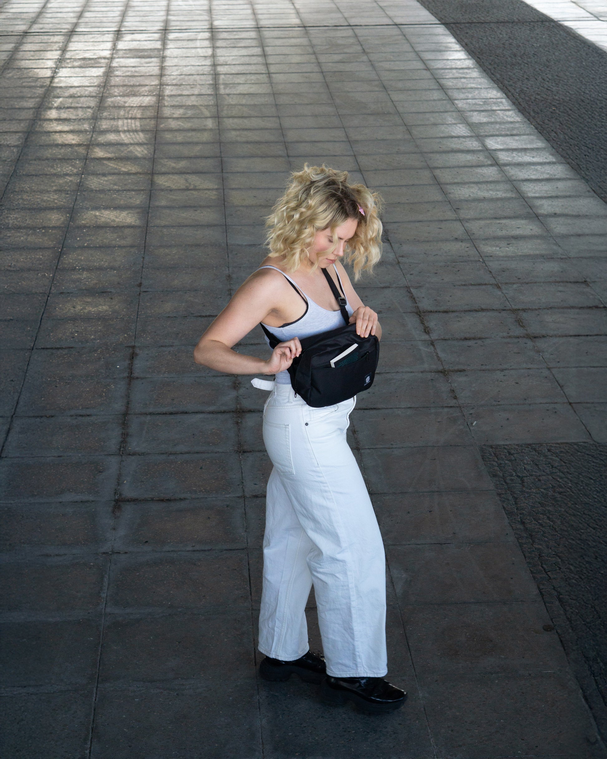Stylische Crossbody-Bag Black von Spleen Berlin – elegante und funktionale Tasche für Alltag und Fahrrad, getragen von einer Frau in der Stadt. @Spleen Berlin @Spleen Berlin