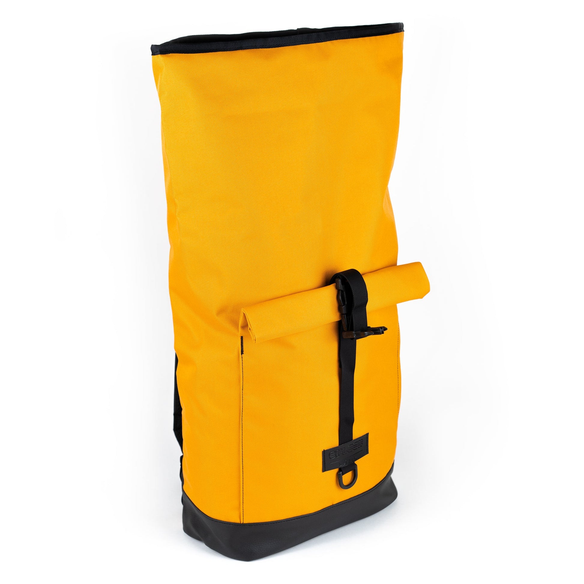 Bob Sunrise offene Seitenansicht zur Größenansicht. Der leuchtend gelbe Fahrradrucksack bietet ca. 30 Liter Volumen, ideal für Alltag, Uni oder Wochenendtrip. Gute Sichtbarkeit im Straßenverkehr, praktischer Rolltop-Verschluss. 
©Spleen Berlin