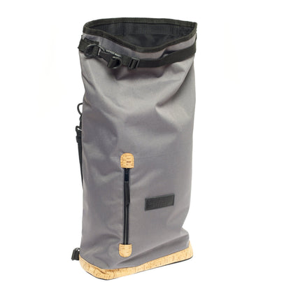 Liz  - Grey Kork Rucksack offene Seitenansicht zur Größenansicht mit vordere Tasche mit Reßverschluß für schnellen Zugriff und schönen Korkapplikationen. ©Spleen Berlin