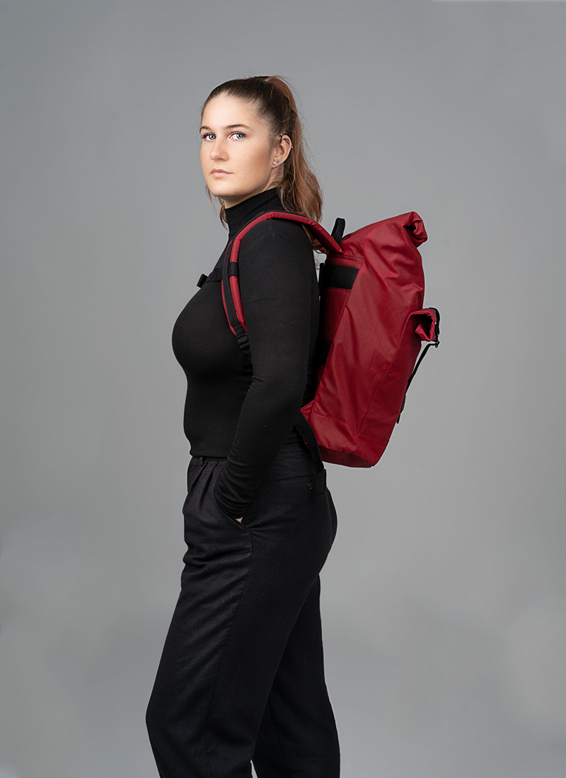 Roter Bob Rucksack von Spleen Berlin aus vegan gewachster Baumwolle, fair produziert in Europa, in Seitenansicht getragen bequem am Rücken mit gepolsterten Trägern. ©Spleen Berlin