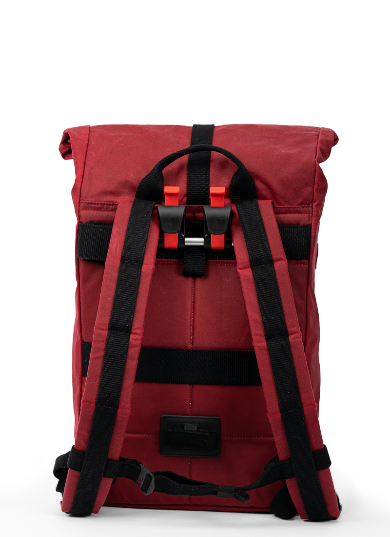Bob Rucksack aus gewachster Baumwolle in Rot mit eingesteckter Klick-Fix-Fahrradhalterung und dick gepolsterten, bequemen Schulterträgern funktional und stylisch für den urbanen Alltag.
©Spleen Berlin