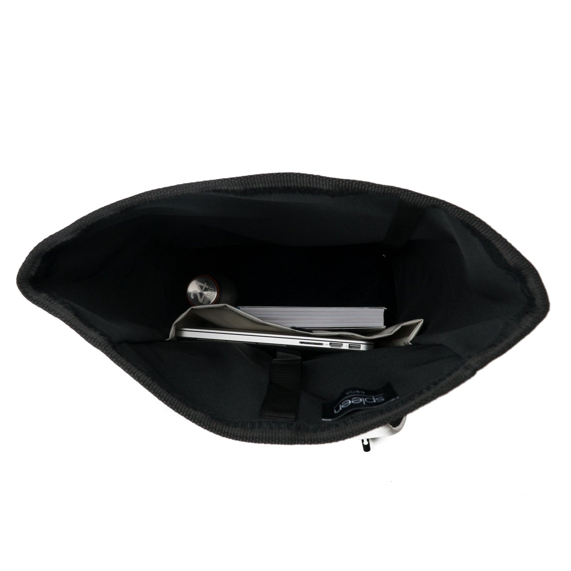 Innenansicht des Bob - Sunrice Fahrradrucksacks von Spleen Berlin mit gepolstertem Laptopfach (15"/17"),mehreren Fächern zur Organisation von Zubehör und persönlichem Gepäck, hochwertiger Verarbeitung und robustem Material. Perfekt für urbane Pendler und Alltagstouren. ©Spleen Berlin