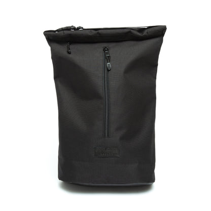 Neo - Black in Vorderansicht smarter Rucksack mit großem, mittig platziertem Reißverschluss für schnellen Zugriff auf das integrierte Extrafach. Ideal für den urbanen Alltag. ©Spleen Berlin