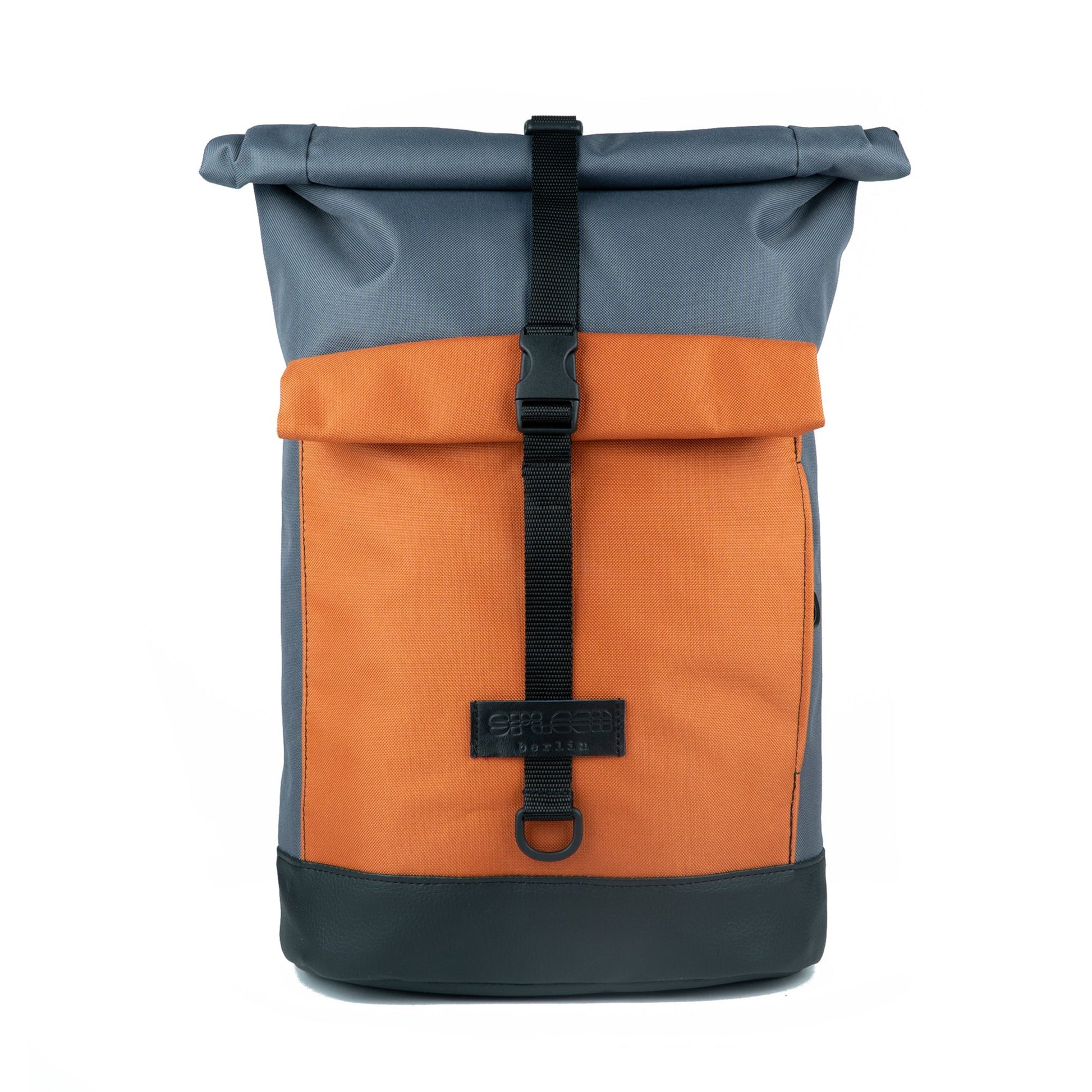 Zweifarbiger Fahrradrucksack von Spleen Berlin Grau-Orange mit Rolltop, aufgesetzter Fronttasche & modernem Design. Rucksack & Fahrradtasche in einem ©Spleen Berlin