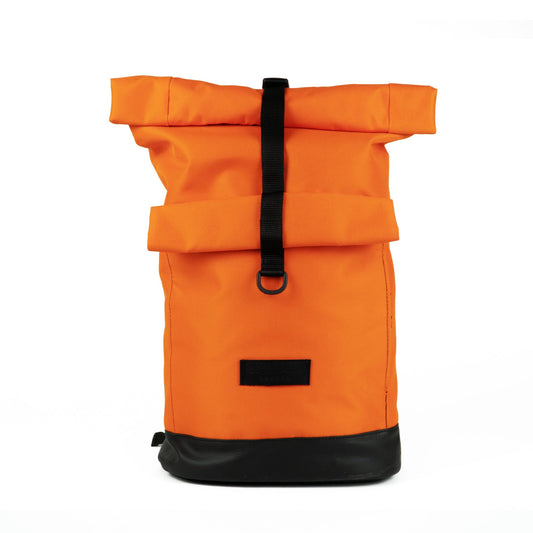 Fahrradrucksack und Rucksack in Orange von Spleen Berlin veganes Cordura-Material, mit Rolltop, Fronttasche und hoher Sichtbarkeit im Straßenverkehr. ©Spleen Berlin