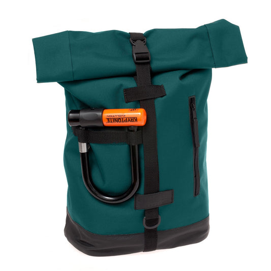 Vorderansicht des Fixie - British Green Rucksacks von Spleen Berlin mit eingestecktem Bügelschloss in der Fronttasche, urban & funktional. 
©Spleen Berlin