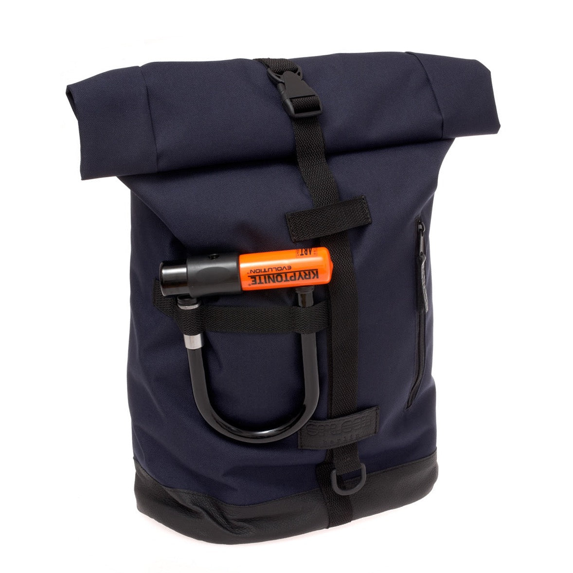 Fixie - Marineblau in der Vorderansicht mit eingestecktem Bügelschloss sportlicher Fahrradrucksack und Gepäcktasche in einem, funktional und urban. 
©Spleen Berlin