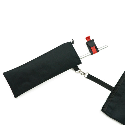 Praktisches Täschchen mit Fahrradhalter für den Rucksack Liz - Red von Spleen Berlin. Als Fahrradtasche kompatibel mit allen gängigen City-Bikes und E-Bikes.
©Spleen Berlin