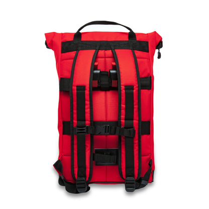 Liz - Red Rückenansicht des vielseitigen Rucksacks von Spleen Berlin mit integrierter Fahrradhalterung. Funktional und stilvoll, ideal für den Stadtalltag, nachhaltig & fair produziert. Gepolsterte Schulterträger ergonomisches Design für hohen Tragekomfort. ©Spleen Berlin