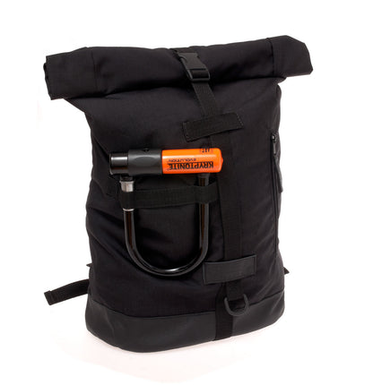 Fixie - Black in der Vorderansicht  mit eingestecktem Bügelschloss in der integrierten Halterung. Urbaner Rucksack und Fahrradtasche in einem, funktional & stilvoll. ©Spleen Berlin