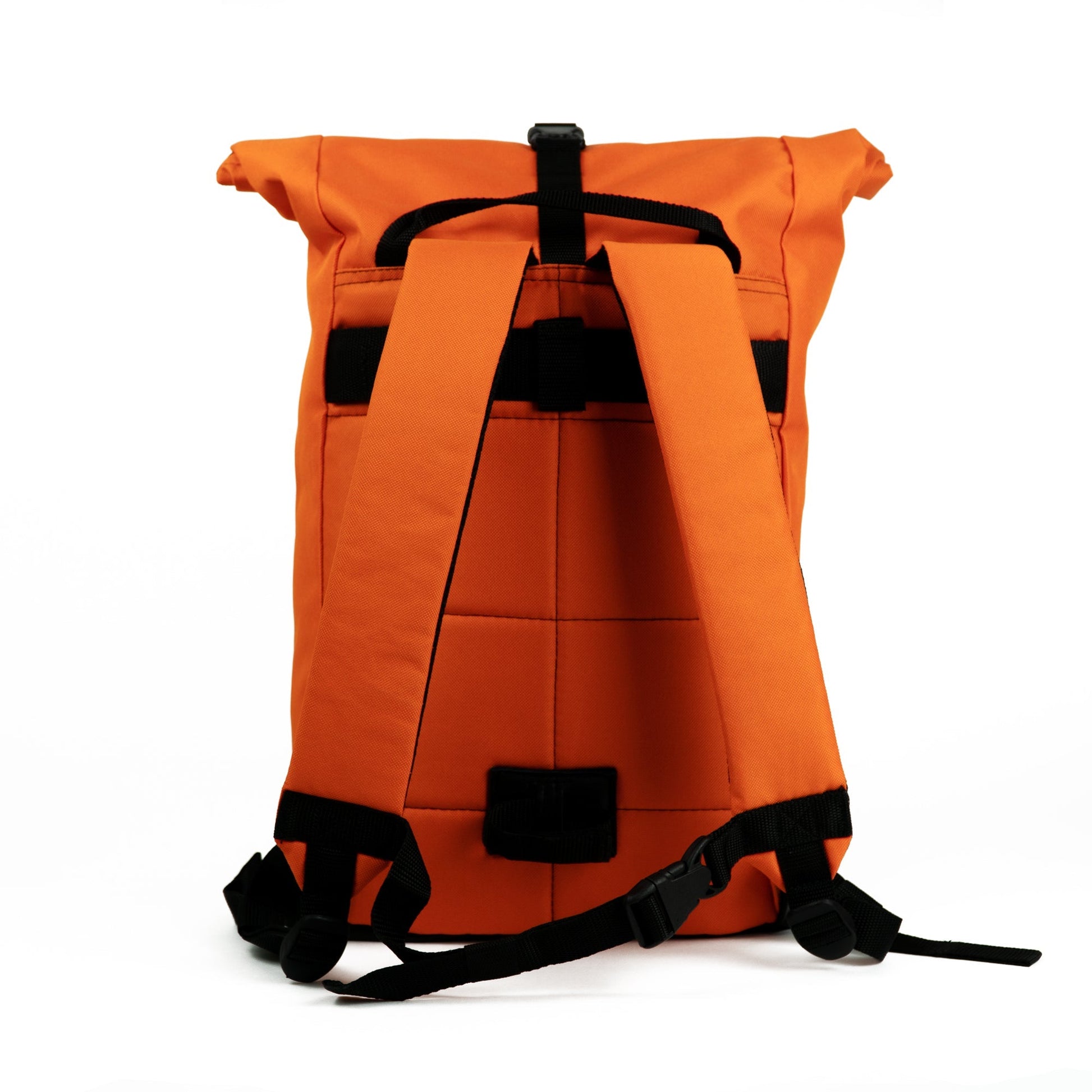 Rückenansicht des BOB Rucksacks von Spleen Berlin  Fahrradrucksack und Fahrradtasche mit Rolltop, Laptopfach, mit hellem und veganem Material für  Sichtbarkeit. ©Spleen Berlin