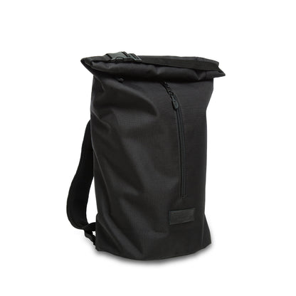 Neo - Black in Seitenansicht schlanker, urbaner Rucksack mit klarer Linienführung und dezentem Design. Ideal als Fahrradtasche und Tagesrucksack für unterwegs. ©Spleen Berlin