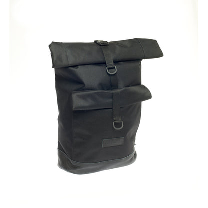 Bob - Black seitliche Ansicht des wasserabweisenden, schmalen Rucksacks von Spleen Berlin, urbanes Rolltop-Design. ©Spleen Berlin
