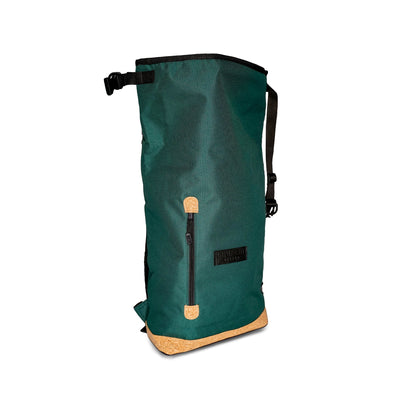 Liz Rucksack in British Green, geöffnete Seitenansicht zur Größenansicht, robuste Verarbeitung funktional und stilvoll für unterwegs. ©Spleen Berlin